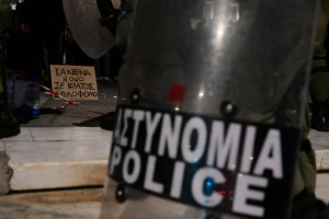 Νέο βίντεο αστυνομικής αυθαιρεσίας: Χτύπησαν και έριξαν ποδηλάτη που πέρναγε από το Σύνταγμα