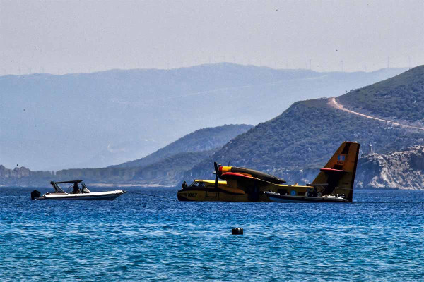 Κορινθιακός: Βίντεο από τη ρυμούλκηση του Canadair μετά την αναγκαστική προσθαλάσσωση