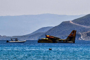 Κορινθιακός: Βίντεο από τη ρυμούλκηση του Canadair μετά την αναγκαστική προσθαλάσσωση