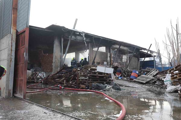 Κόλαση φωτιάς σε εργοστάσιο πλαστικών στο Μενίδι: Κάηκε ολοσχερώς το εργοστάσιο - Ήχησε 112 στην περιοχή