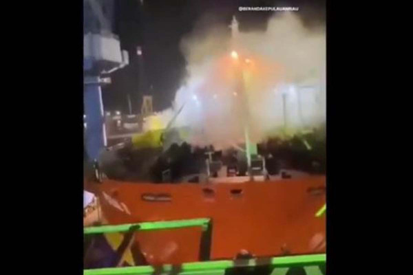 Ινδονησία: Δεξαμενόπλοιο έπιασε φωτιά κατά την επισκευή του, τουλάχιστον 10 νεκροί και 21 τραυματίες (video)