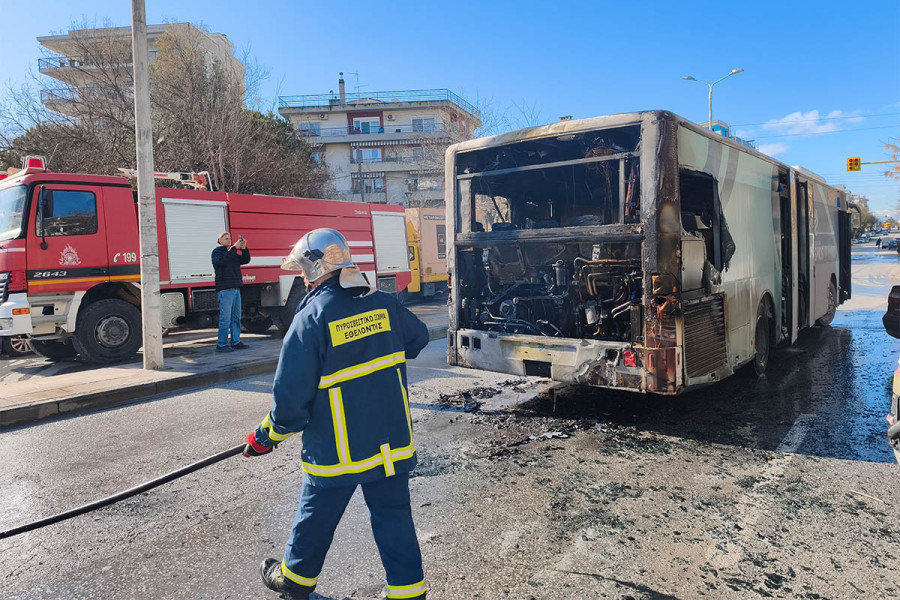 Λεωφορείο τυλίχθηκε στις φλόγες στη Θεσσαλονίκη (video)