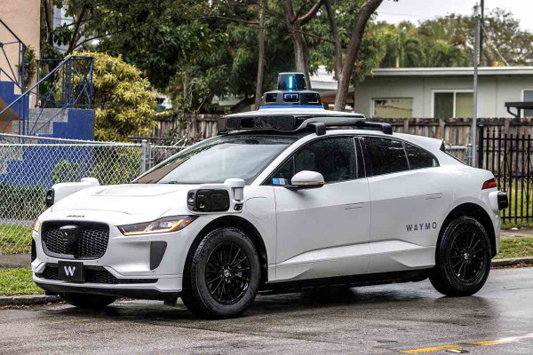 Η Waymo ανακαλεί χιλιάδες ρομποτικά ταξί έπειτα από σειρά ατυχημάτων
