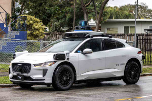 Η Waymo ανακαλεί χιλιάδες ρομποτικά ταξί έπειτα από σειρά ατυχημάτων