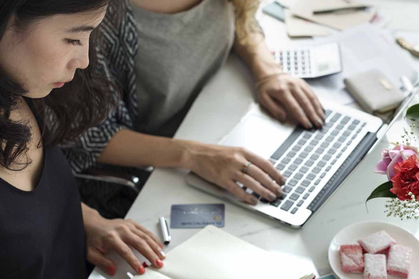 ΕΕ: Χάσμα αμοιβών ανδρών και γυναικών – Η απαίτηση των εργοδοτών για απορρύθμιση απειλεί ό,τι έχουμε πετύχει