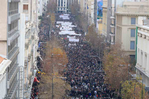 Συλλαλητήριο για τα Τέμπη: Αγριος ξυλοδαρμός διαδηλωτή από ομάδα κουκουλοφόρων