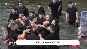 Θεοφάνεια: Πλακώθηκαν για το ποιος θα πιάσει τον Σταυρό στη Φλώρινα