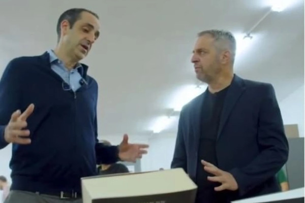 Δωρεά βιβλίων στον ΕΟΠΑΕ στη Θεσσαλονίκη από τους Bookmarkers και τον Γρηγόρη Δημητριάδη (video)