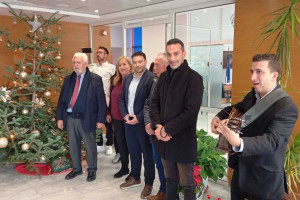 Μαθητές, παιδιά και Σύλλογοι έψαλαν τα κάλαντα στον Δήμαρχο Ήλιδας, Χρήστο Χριστοδουλόπουλο