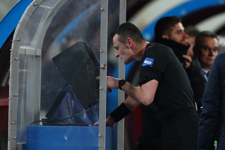 Νέο πεδίο σύγκρουσης UEFA – FIFA, αυτήν τη φορά για το VAR