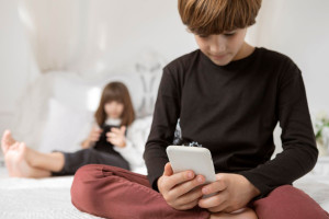 Τέλος τα social media για τα παιδιά κάτω των 15 ετών τον Οκτώβριο