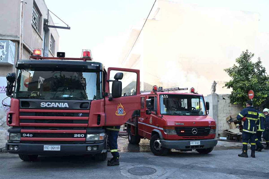 Φωτιά τώρα στου Ρέντη: Καίει σε προαύλιο εταιρείας - Πυκνοί καπνοί και εκρήξεις