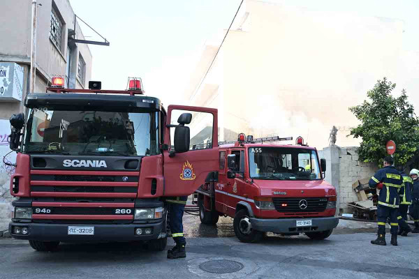 Φωτιά τώρα στου Ρέντη: Καίει σε προαύλιο εταιρείας - Πυκνοί καπνοί και εκρήξεις
