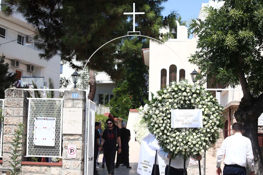 Θλίψη στην κηδεία του Λορέντζο Καριέρε - Συντετριμμένοι η οικογένειά του και οι «Φίλοι για Πάντα»