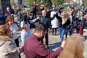 Ηλιόλουστα Κούλουμα με κοσμοσυρροή στο Κατάκολο