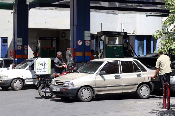 Ουρές έξω από τα βενζινάδικα στην Τεχεράνη, μετά την ανακοίνωση των αμερικανικών κυρώσεων