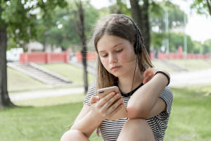 Οι έφηβες διατρέχουν τους μεγαλύτερους κινδύνους για την ψυχική τους υγεία από τα social media
