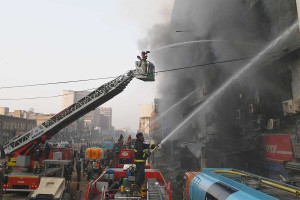 Πακιστάν: 11 νεκροί και περισσότεροι από 60 αγνοούμενοι μετά τη πυρκαγιά στο εμπορικό κέντρο