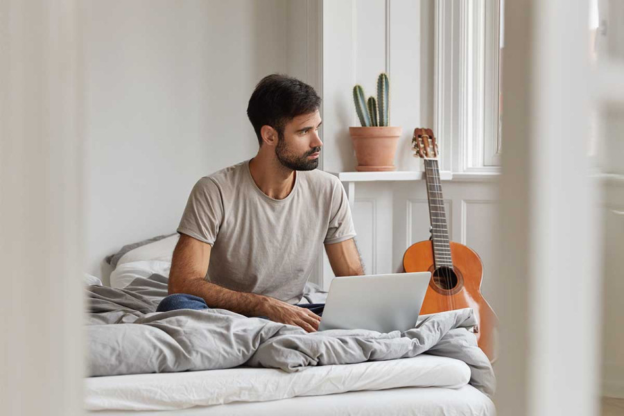 Η Gen Z παραμένει στο παιδικό δωμάτιο και ξοδεύει όλο και λιγότερο