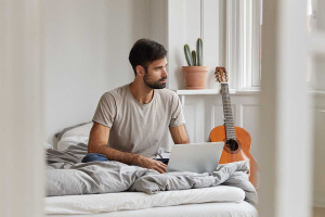 Η Gen Z παραμένει στο παιδικό δωμάτιο και ξοδεύει όλο και λιγότερο