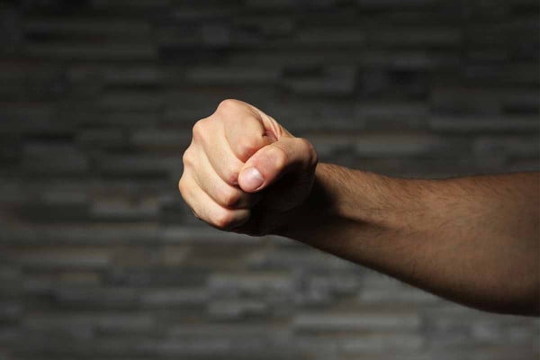 Άγριος ξυλοδαρμός 40χρονης από τον σύντροφό της στο Κορωπί - Νοσηλεύεται διασωληνωμένη