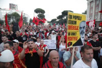 Αλβανία: Σφοδρές συγκρούσεις διαδηλωτών με την αστυνομία έξω από το κοινοβούλιο