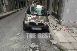 Πάτρα: Πτώση τσιμέντων από μπαλκόνι - Σοβαρές υλικές ζημιές σε σταθμευμένο όχημα (photos &amp; video)