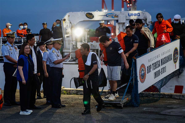 Τουλάχιστον 15 νεκροί από ναυάγιο φέρι στις Φιλιππίνες με πάνω από 350 επιβαίνοντες (video)