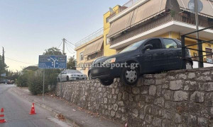 Λαμία: Αυτοκίνητο κρεμάστηκε στο κενό στον Άγιο Λουκά - Δείτε βίντεο, φωτογραφίες