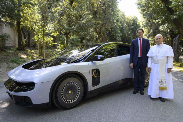 Τα Popemobile στο Βατικανό: Η εντυπωσιακή συλλογή οχημάτων του Πάπα