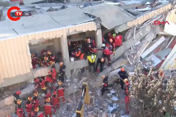 Τραγωδία στην Τουρκία με την κατάρρευση κτηρίου: Νεκρό ένα παιδί – Κάτω από τα συντρίμμια και τα υπόλοιπα μέλη της οικογένειας