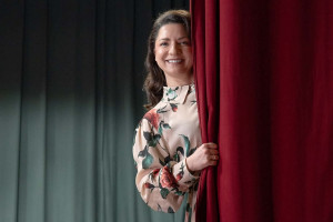 Ασπασία Αργυροπούλου: «Κάθε παράσταση είναι μια ευκαιρία να συνδεθούμε με το κοινό μέσα από το γέλιο»