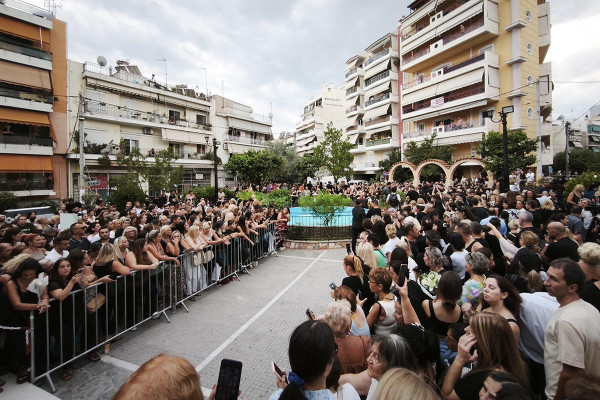 Μαζωνάκης: «Ήρθαμε να τον τιμήσουμε, μεγαλώσαμε μαζί του»-Το τελευταίο αντίο στην παλιά του γειτονιά