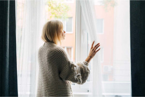 Επτά σοβαροί λόγοι για να ανοίγετε τα παράθυρά σας κάθε μέρα ακόμη και όταν έξω έχει παγωνιά