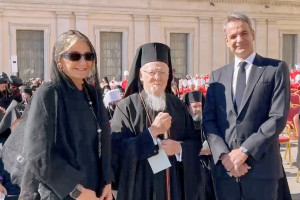 Στην κηδεία του Πάπα Φραγκίσκου ο Κυριάκος Μητσοτάκης με τη σύζυγό του