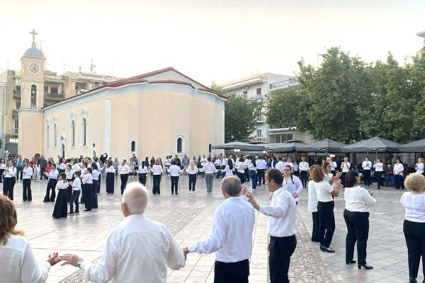 Ο Δήμος Ήλιδας γιόρτασε με μια μεγάλη μουσικοχορευτική εκδήλωση στην πλατεία Αγίου Αθανασίου, την Παγκόσμια Ημέρα Χορού