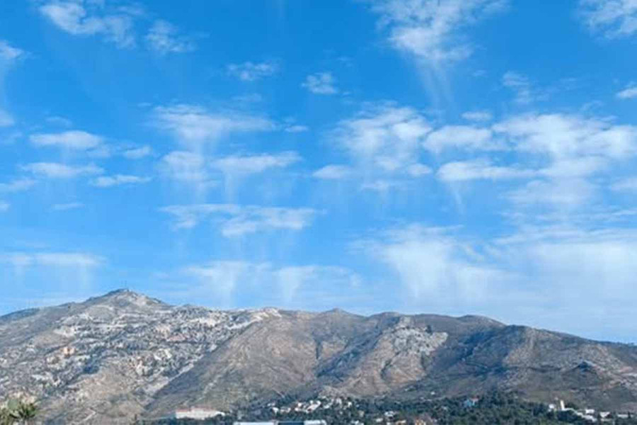 Νέφη Virga: Τι είναι το εντυπωσιακό φαινόμενο που εμφανίστηκε στον ουρανό της Αττικής