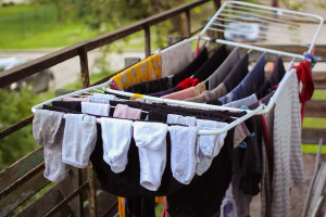 H πιο εύκολη λύση για να στεγνώσετε τα ρούχα το φθινόπωρο χωρίς ρεύμα