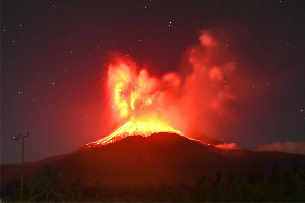 Ινδονησία: Νέα έκρηξη ηφαιστείου στη νήσο Φλόρες, το επίπεδο συναγερμού στο μέγιστο
