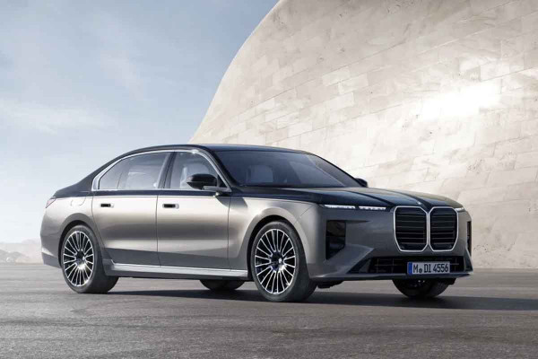 H πολυτελής σειρά 7 της BMW εξελίχθηκε στοχευμένα και χωρίς υπερβολές