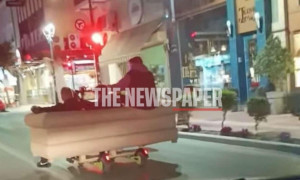 Βόλος: Έβαλαν καναπέ πάνω σε ηλεκτρικά πατίνια και βόλταραν στον δρόμο περνώντας κόκκινα φανάρια