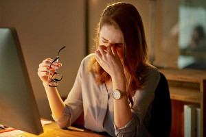 Γιατί στα 40 σερνόμαστε; Όλη η αλήθεια για την εξάντληση της ηλικίας