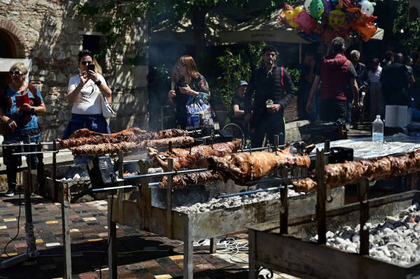 Μερομήνια 2026: Τι προβλέπουν για το Πάσχα - Πώς θα σουβλίσουμε φέτος