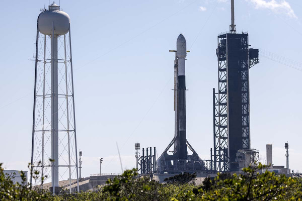 Εκτοξεύτηκε ο πύραυλος της SpaceX – Μεταφέρει τέσσερις αστροναύτες στον Διεθνή Διαστημικό Σταθμό