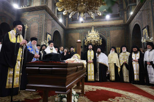Σε λαϊκό προσκύνημα το σκήνωμα του Μητροπολίτη πρώην Θεσσαλονίκης Άνθιμου - Πιστοί συρρέουν για το ύστατο χαίρε