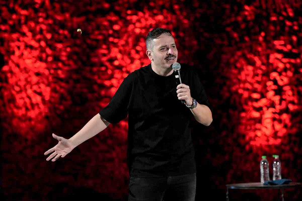 Αλέξανδρος Τσουβέλας: «Θέλω να πάω στο Voice και μόλις γυρίσει ο Μάστορας να κάνω τη Ραμόνα»