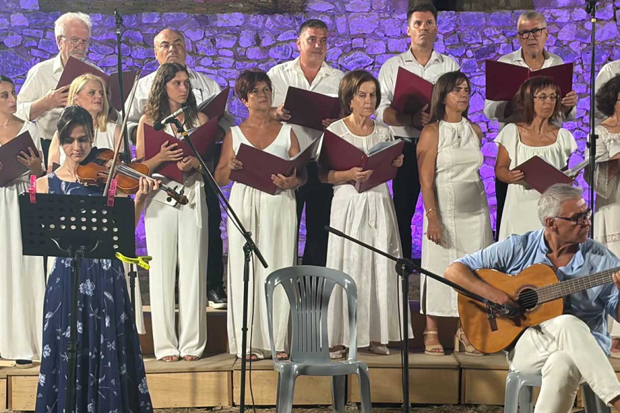 Μαγεύτηκε το κοινό στο Κάστρο Χλεμούτσι: Μια παραμυθένια βραδιά κάτω από το Αυγουστιάτικο Φεγγάρι με τη Χορωδία Μυρτουντίων