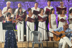 Μαγεύτηκε το κοινό στο Κάστρο Χλεμούτσι: Μια παραμυθένια βραδιά κάτω από το Αυγουστιάτικο Φεγγάρι με τη Χορωδία Μυρτουντίων