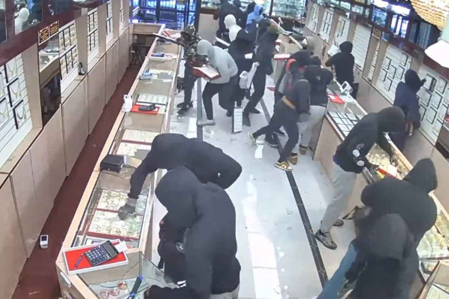 Απίστευτο βίντεο με τουλάχιστον 20 ληστές να σπάνε κοσμηματοπωλείο στην Καλιφόρνια και να αρπάζουν «λεία» 1,4 εκατ. ευρώ σε ένα λεπτό