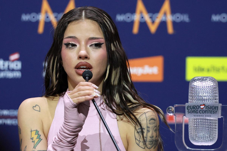 Η νικήτρια της Eurovision, Dara αποχαιρετά τον Γιώργο Μαζωνάκη